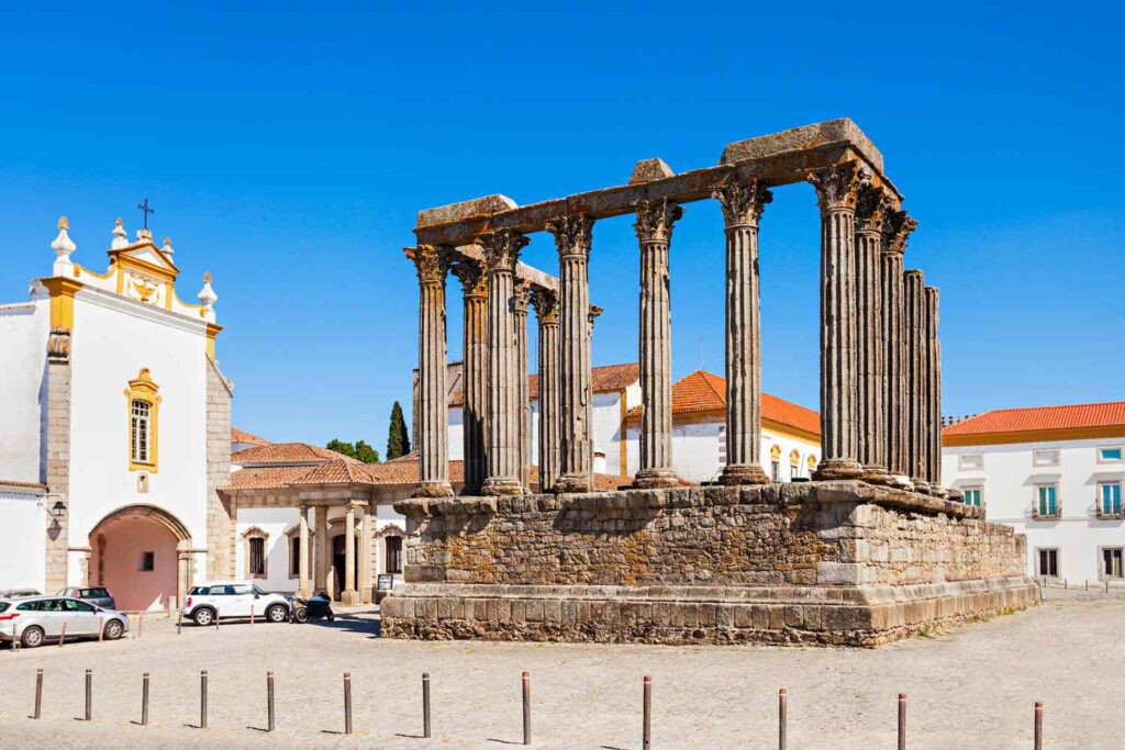 A cidade histórica de Évora - Travel + Leisure