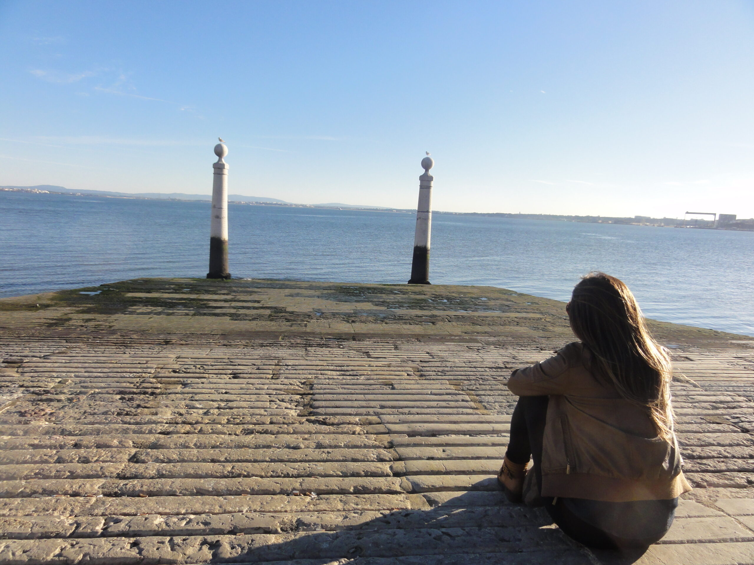 Admirando o Cais das Colunas, na Praça do Comércio em Lisboa, e pensando na próxima refeição em Portugal