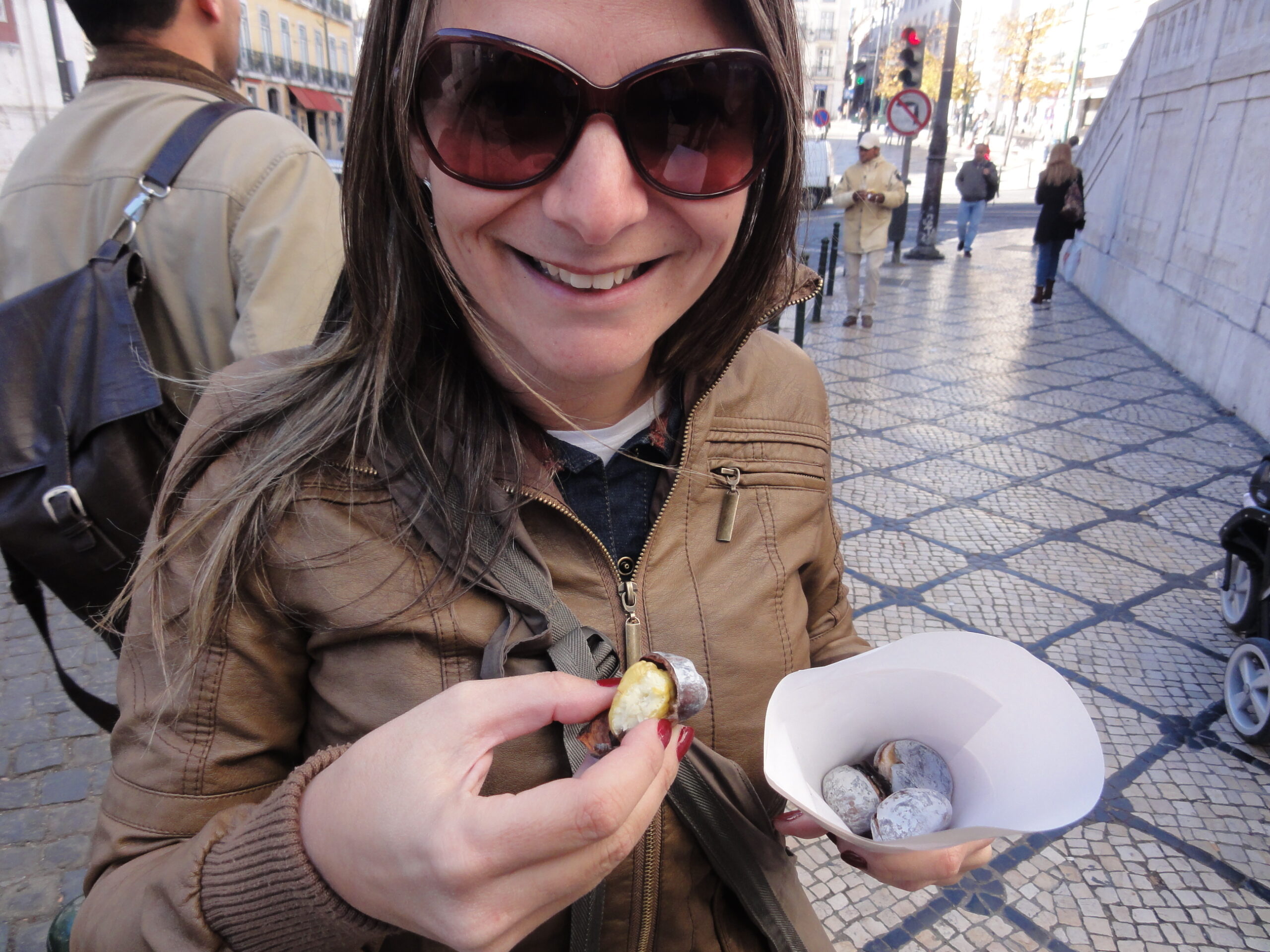Provando umas das mais deliciosas iguarias portuguesas: as castanhas (portuguesas" assadas!