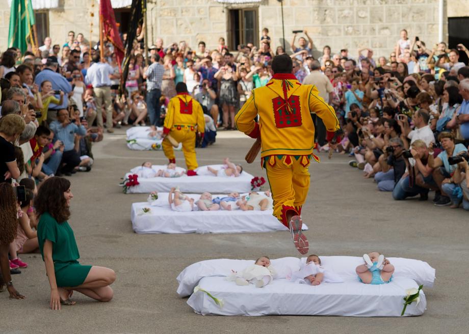 Festival El Colacho na Espanha - www.slate.com