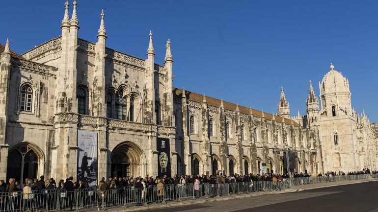 Filas enormes no Mosteiro dos Jerônimos em Portugal - Observador