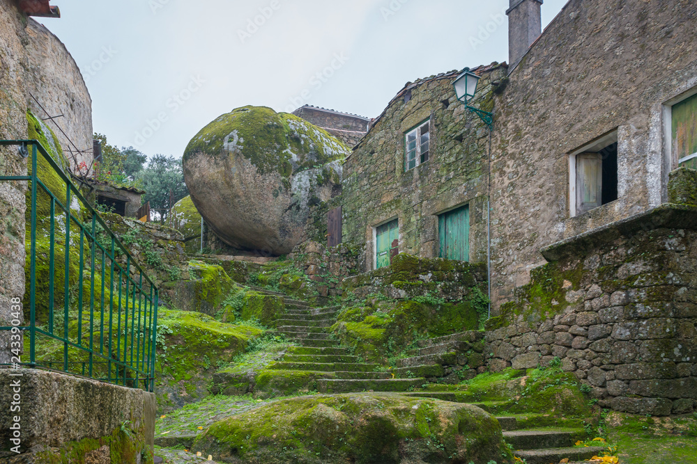 A incrível vila de Monsanto na Região Centro de Portugal - Adobe Stock