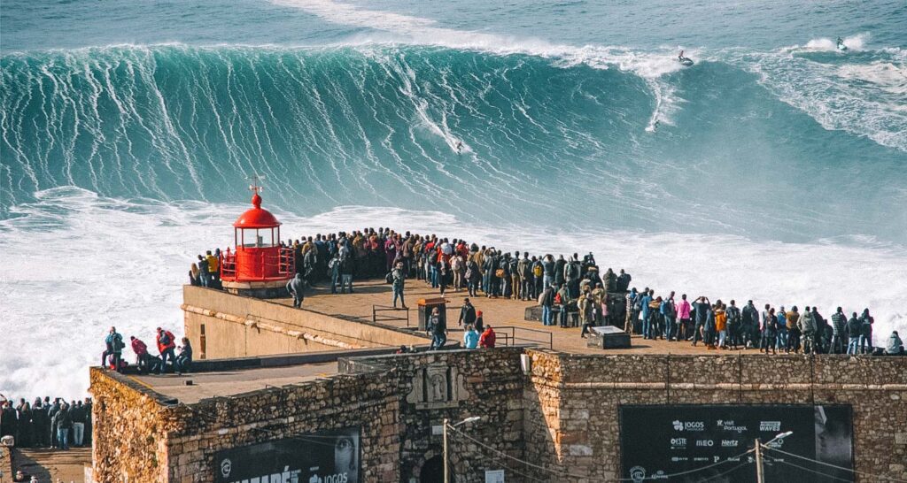 As ondas gigantes de Nazaré Portugal - Carpe Mundi