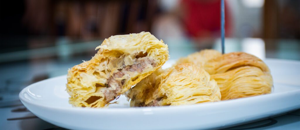 Entradas da culinária portuguesa Pastéis de Chaves - TasteAtlas