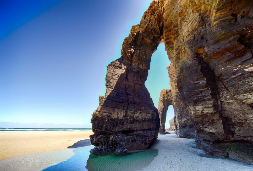 Praia das Catedrais na região da Galícia Espanha - Hidden in Spain