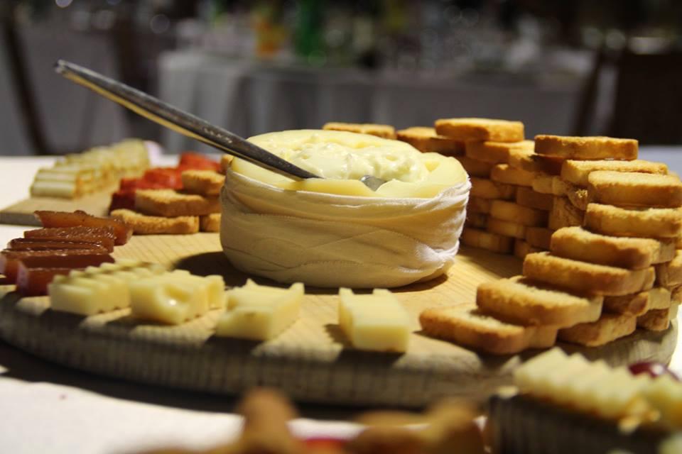 Entradas na culinária portuguesa que usam queijo da Serra - casamentos.pt