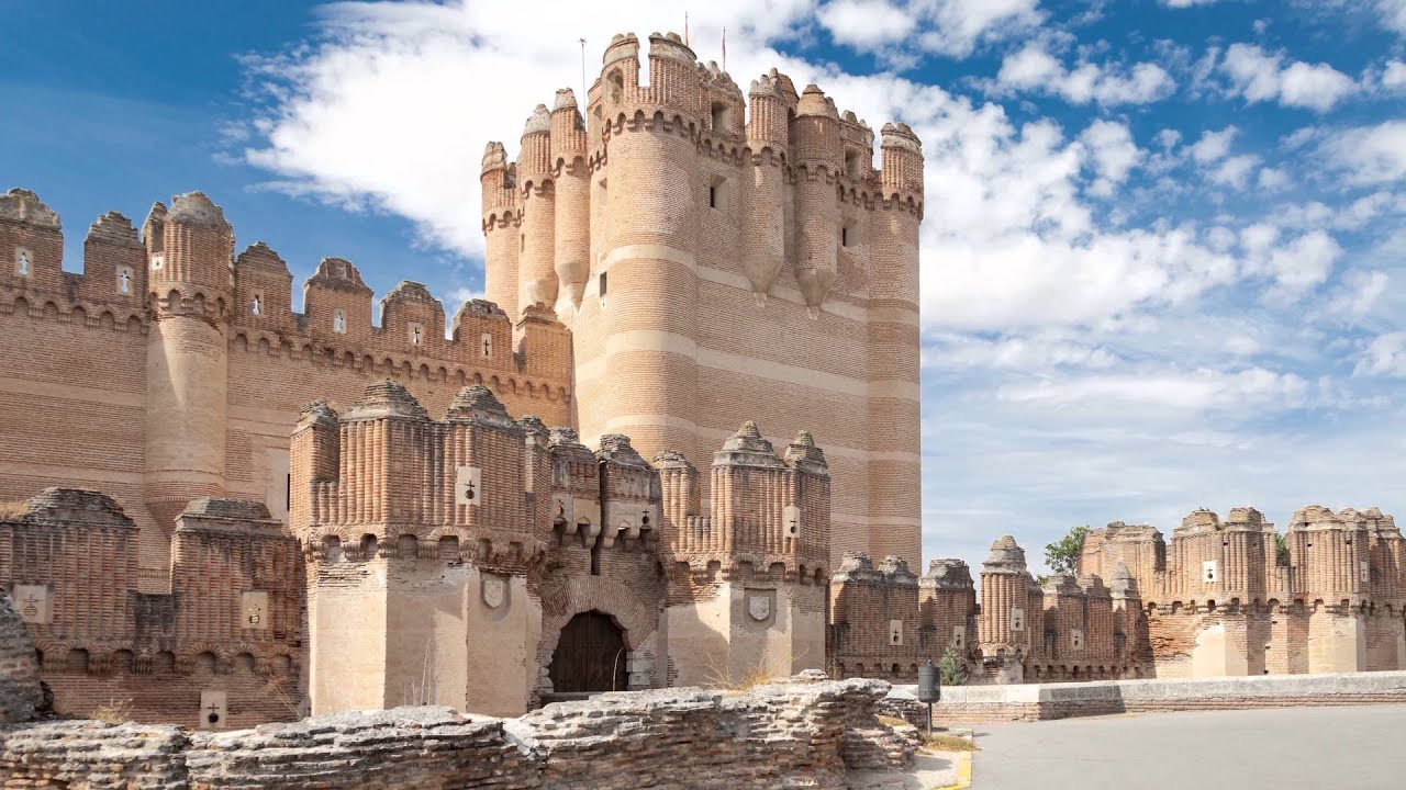Castelo de Coca na região de Castela e Leão na Espanha - The World of Travel