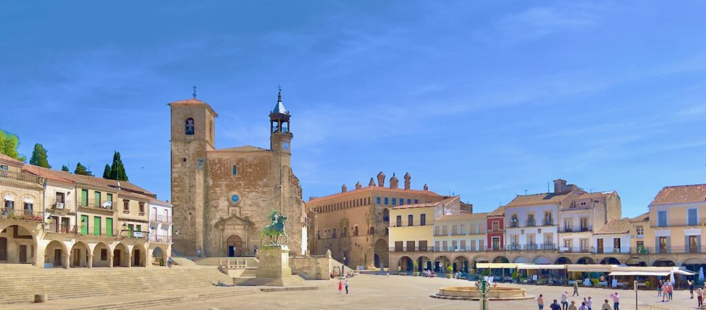 Plaza Nueva em Trujillo, Espanha - Travels of John and Flo