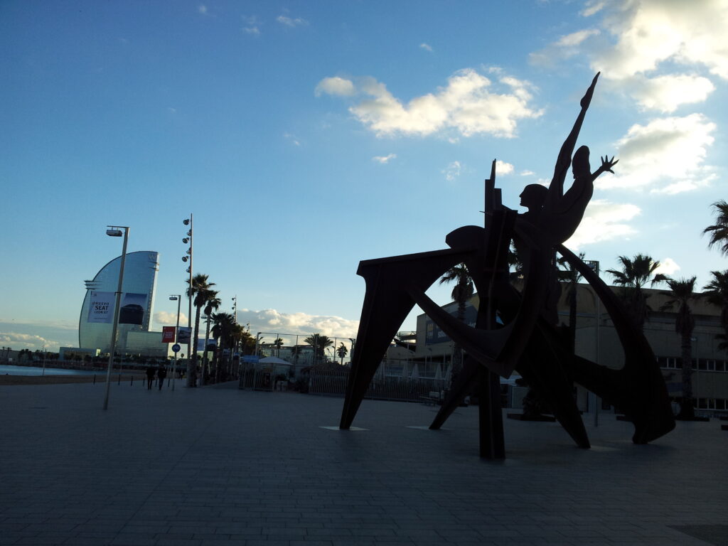 A escultura Homenatge a la Natació em um fim de tarde em Barcelona: imperdível! - Magu Mathias