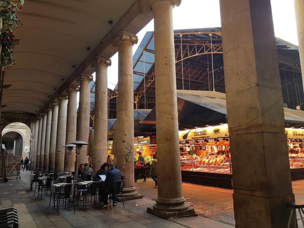 A linda arquitetura do Mercado La Boqueria - Magu Mathias
