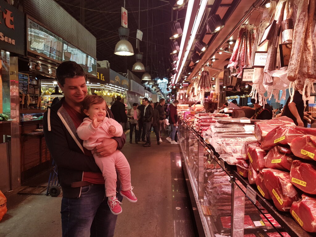Flagramos uma neném jogando charme pra ter desconto no jamón ibérico no Mercado La Boqueria em Barcelona