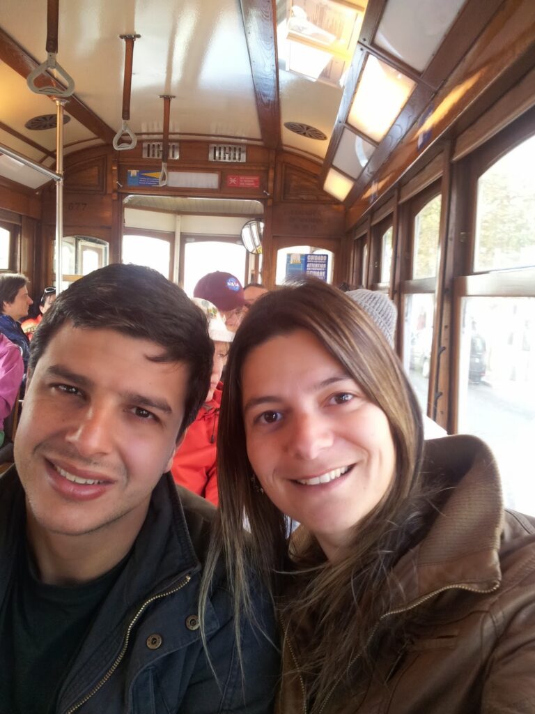 Andando (sentadinhos) no Elétrico 28 em Lisboa