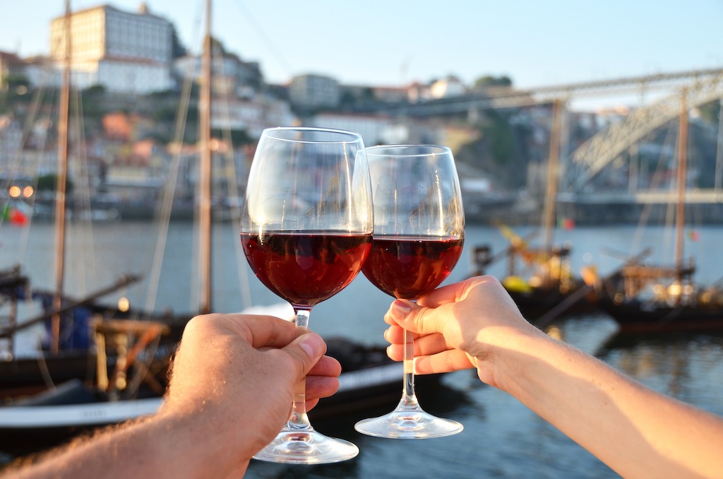 Apreciar vinho nas refeições em Portugal - Revista RUA