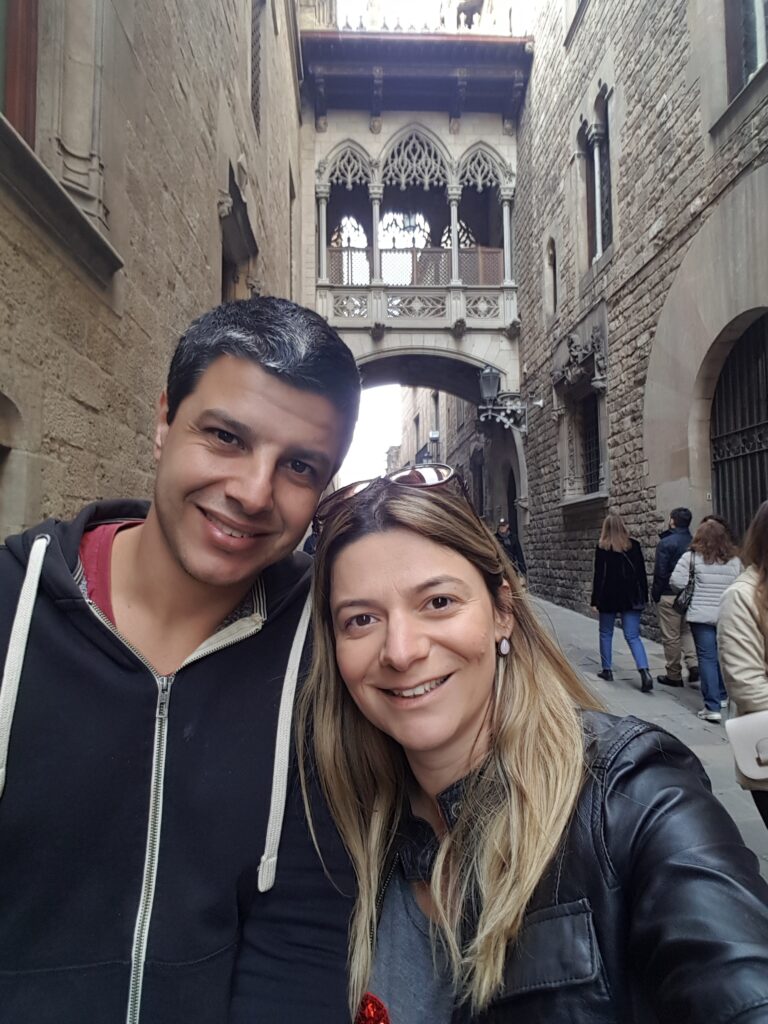 Rara foto de casal depois de ter filha (dormindo no carrinho enquanto passeávamos pelo bairro gótico de Barcelona)