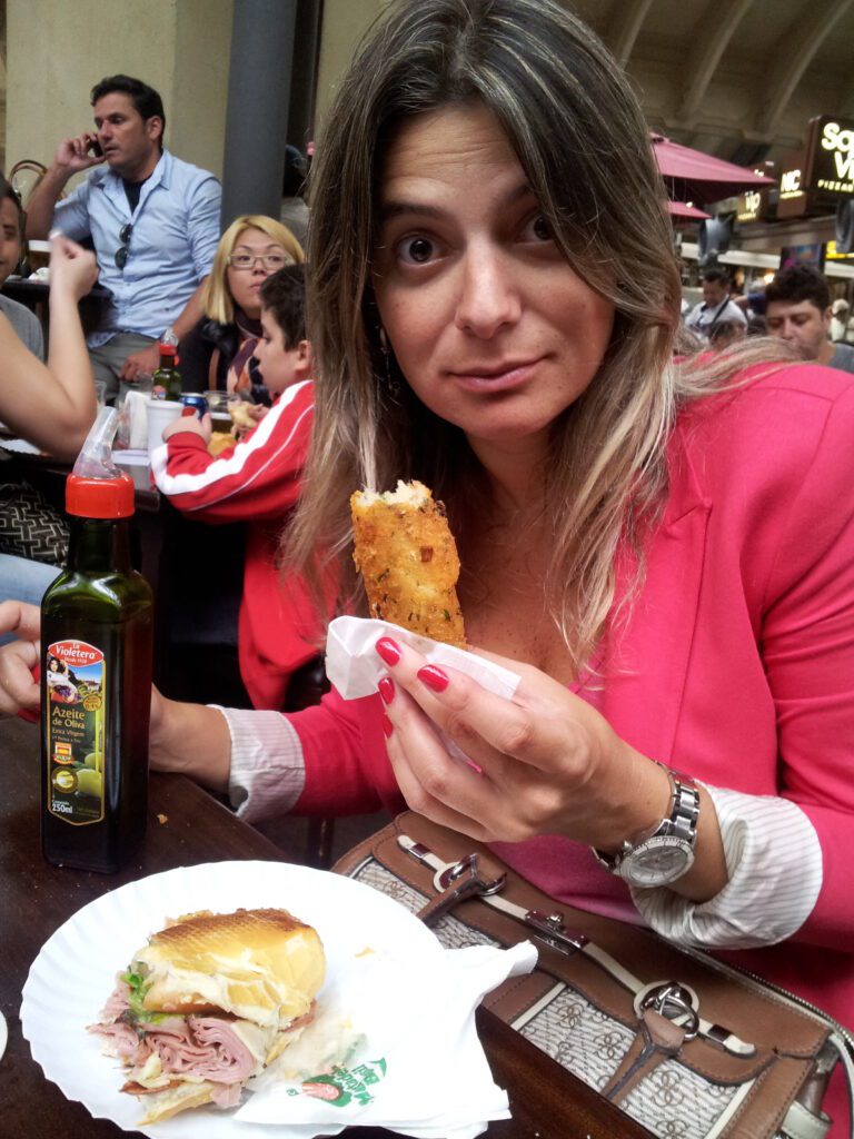 Bolinho de bacalhau no mercadao de SP