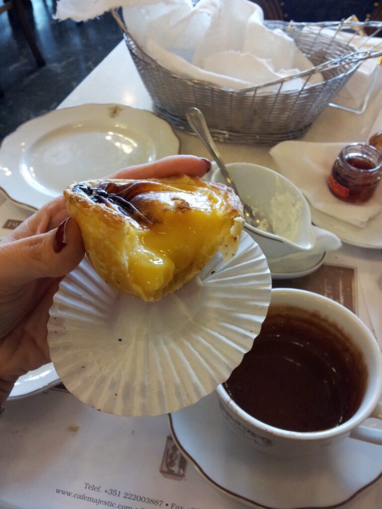 O pastel de nata do Café Majestic e sua xícara de chocolate quente: JE-SUS!