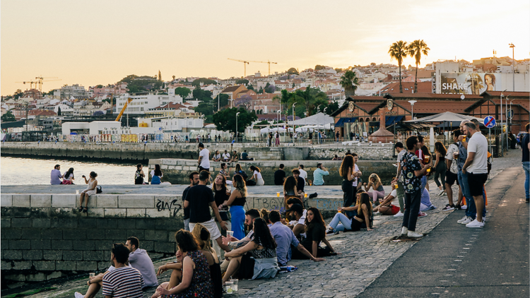 A atmosfera do Cais do Sodre em Lisboa - Time Out Lisboa