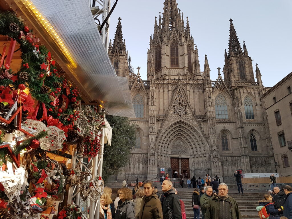Família visitando a Catedral de Barcelona no Natal - Magu Mathias