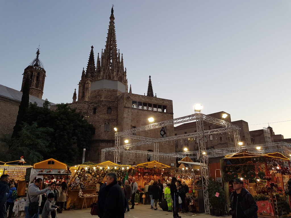 Família visitando a praça da Catedral de Barcelona no Natal - Magu Mathias
