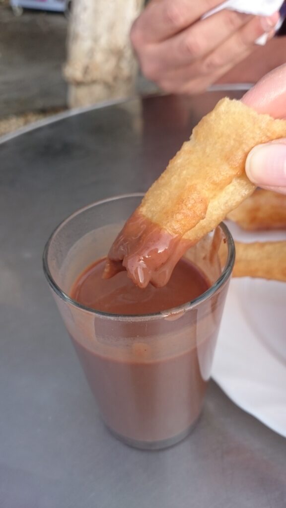 Hora de provar os churros que a família real espanhola sempre manda comprar quando eles estão em Sevilha!