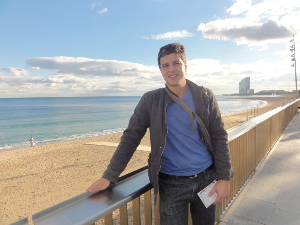 Família curtindo a praia de La Barceloneta no outono espanhol