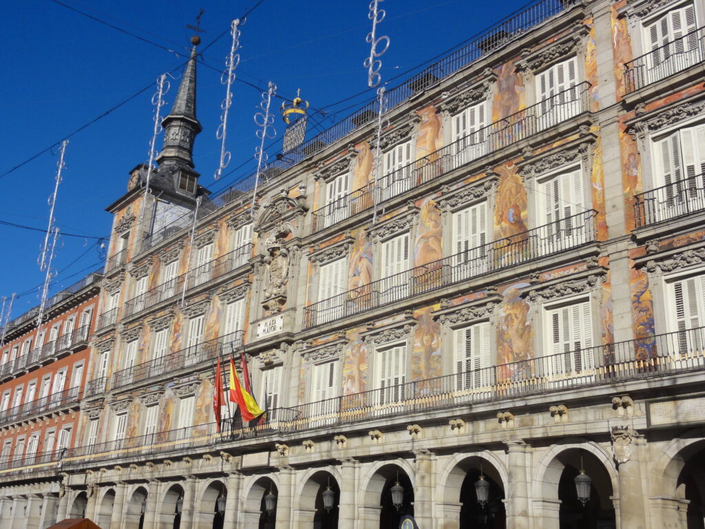 Preste atenção nos destalhes das construções da Plaza Mayor de Madrid - Magu Mathias