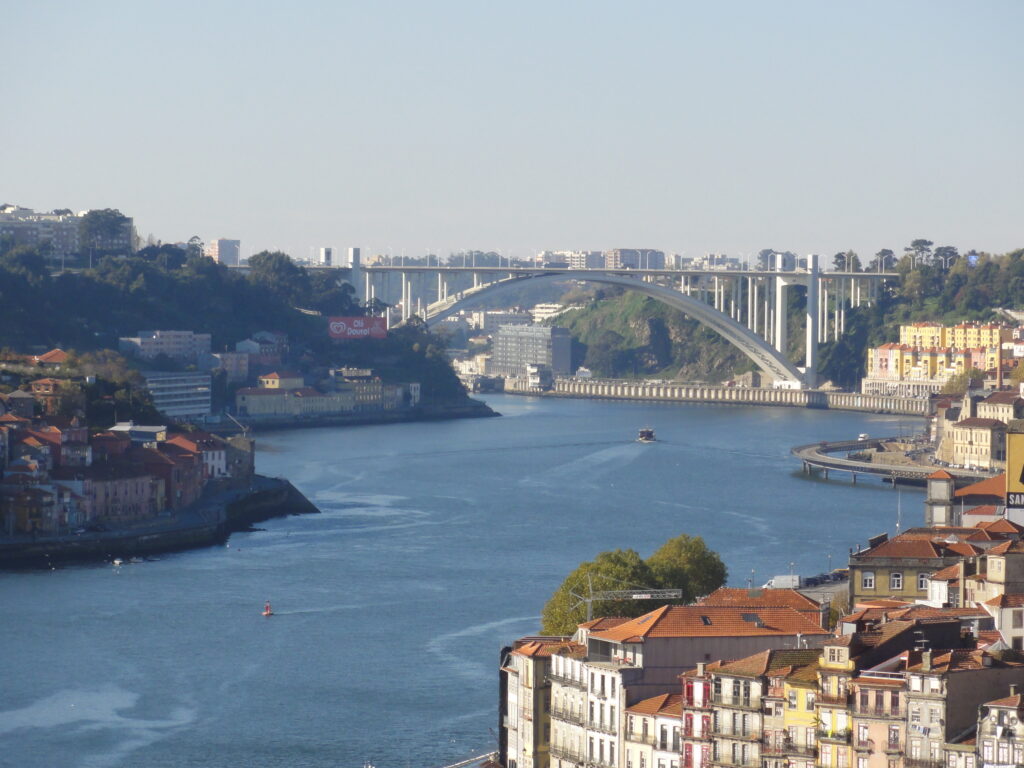A incrível vista que temos de dentro do metrô enquanto cruzamos a Ponte D. Luís I no Porto - Magu Mathias