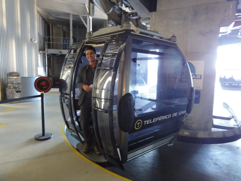 Embarcando no Teleférico que sobrevoa Vila Nova de Gaia - Porto Portugal - Magu Mathias