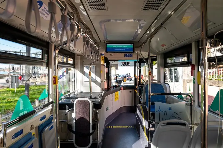 O interior de um ônibus na cidade do Porto - O Porto