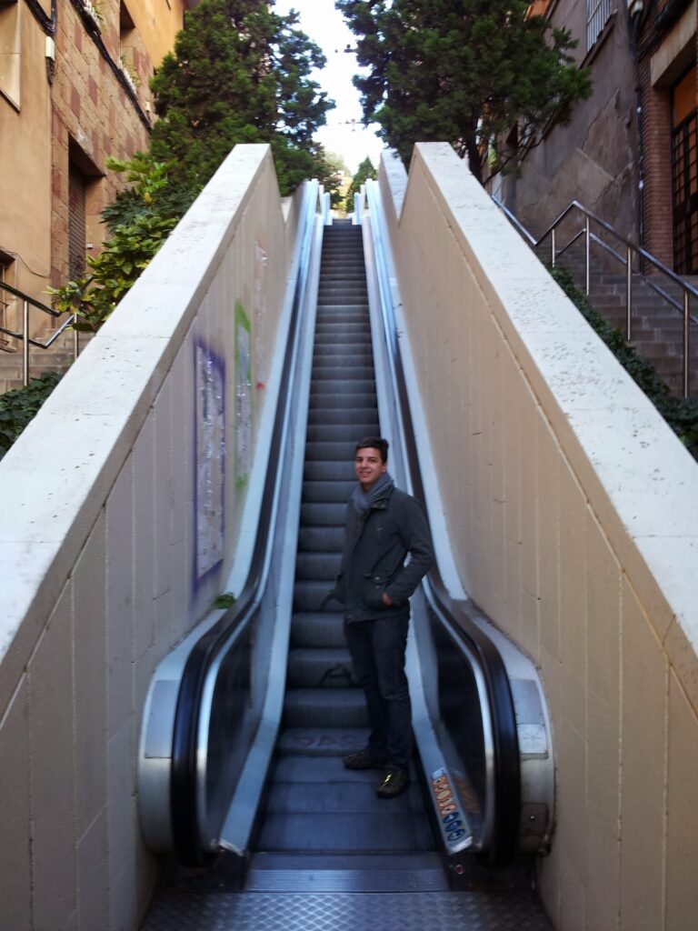 Escadas rolantes ate o Parque Guell Barcelona - Magu Mathias