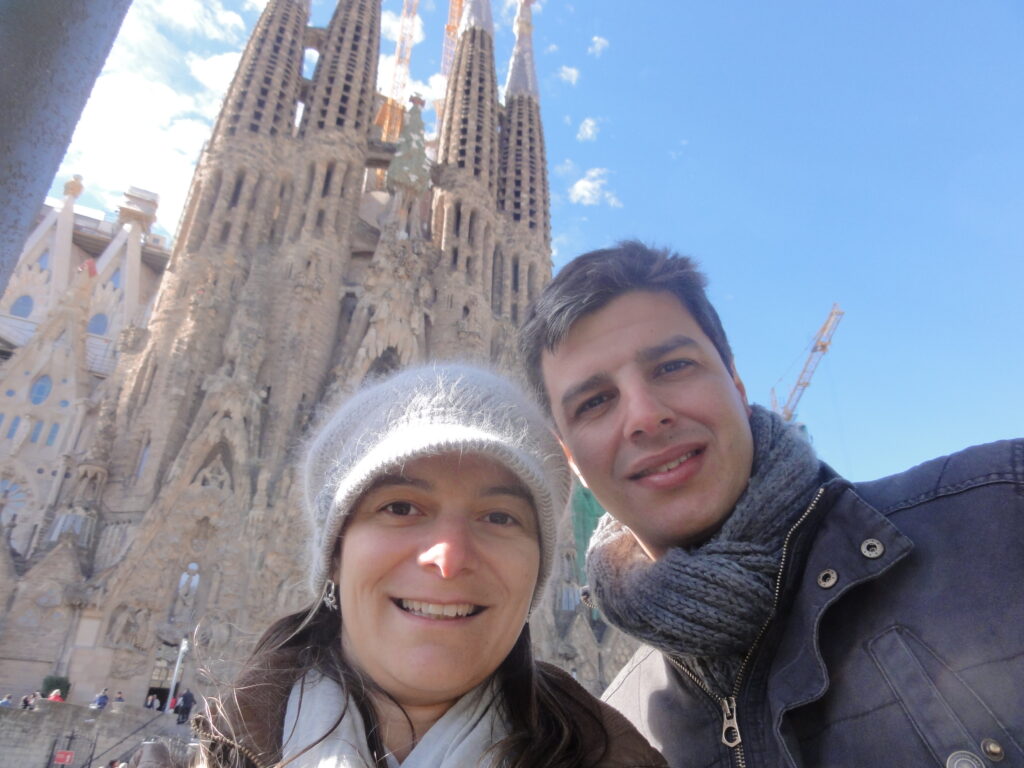 Família na Sagrada Família em Barcelona