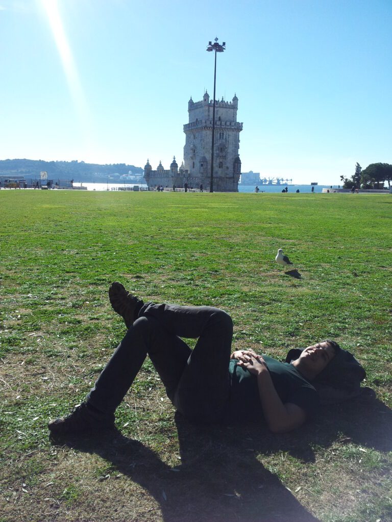 O gramado próximo à Torre de Belém também é ótimo pra relaxar depois de tanta caminhada por Lisboa