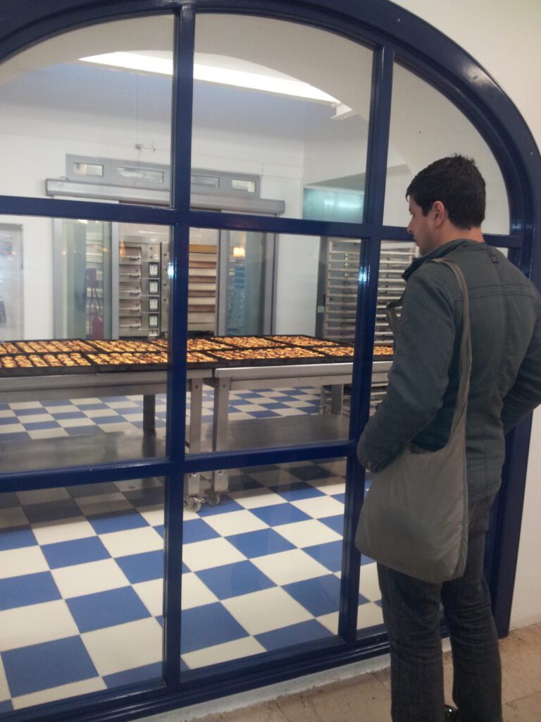 Babando na linha de produção dessa iguaria portuguesa: os legítimos Pastéis de Belém!