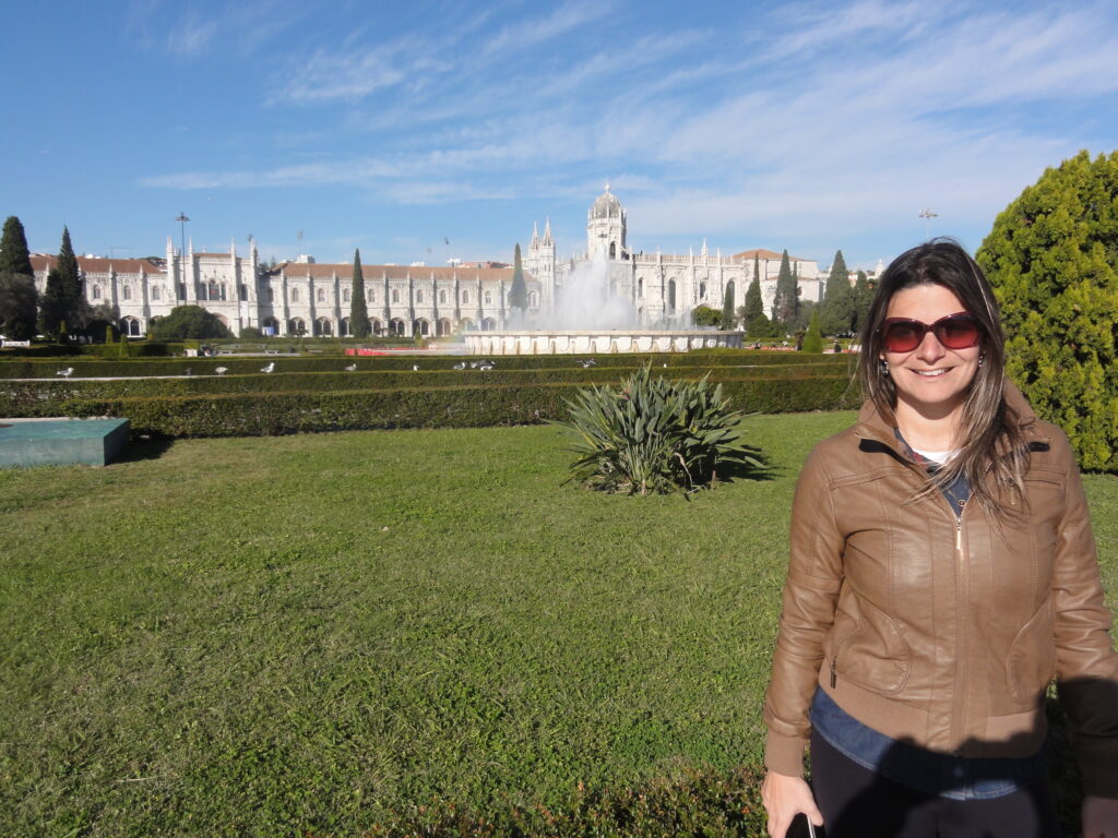 Um dia ensolarado de outono no Jardim da Praça do Império em Belém, em frente ao Mosteiro dos Jerônimos