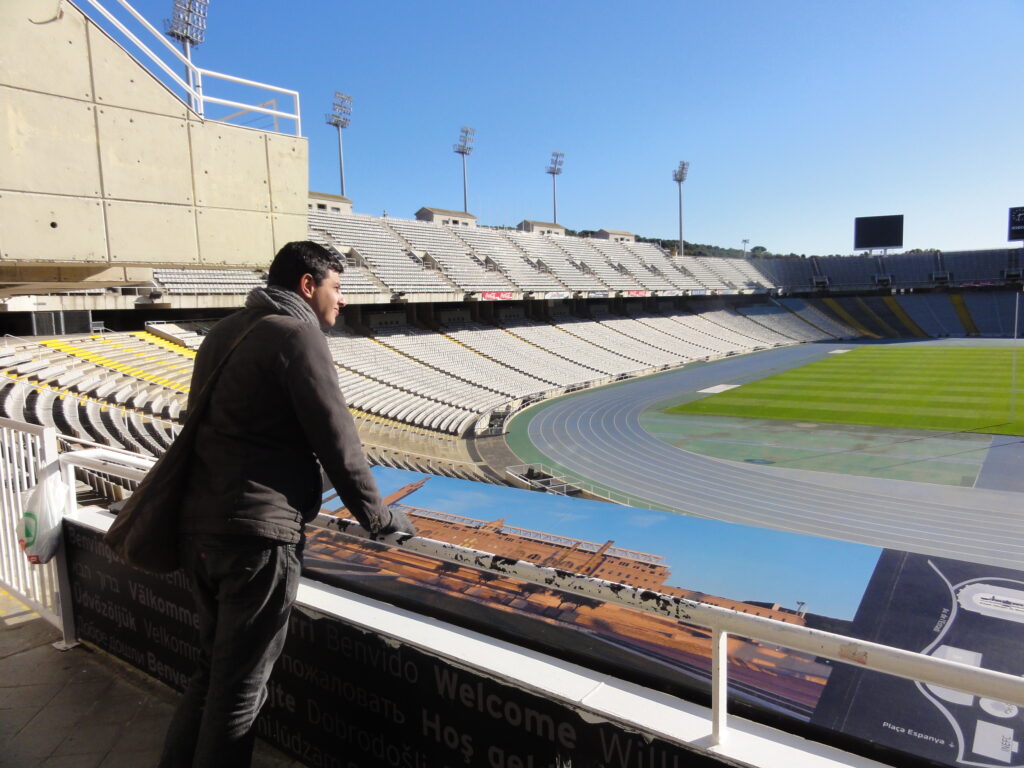 Família visitando o Estádio Olímpico de Barcelona - Magu Mathias