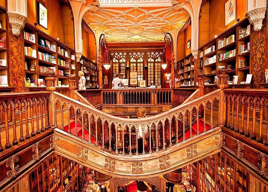 O interior da fantástica Livraria Lello no Porto - Passeios Escolares