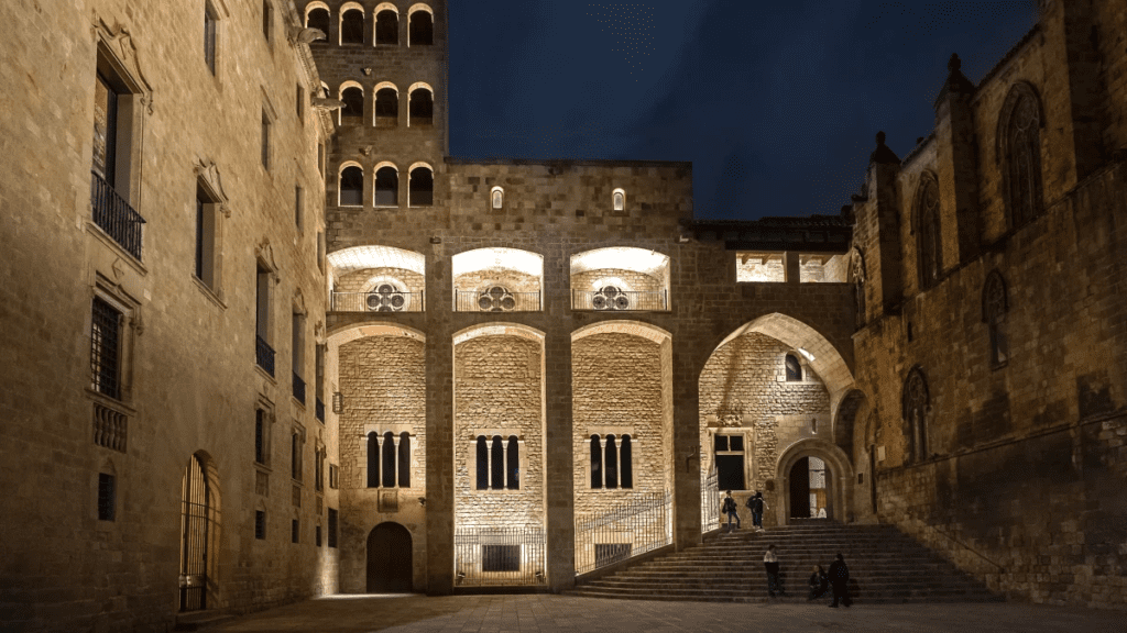 A lindíssima Plaça del Rei em Barcelona - Travel Inti