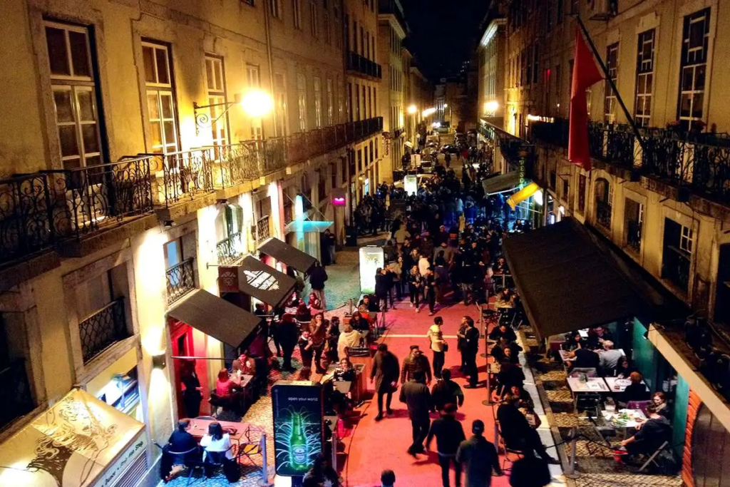 A vida noturna da Rua Rosa no Bairro Alto - Bem vindo a Lisboa