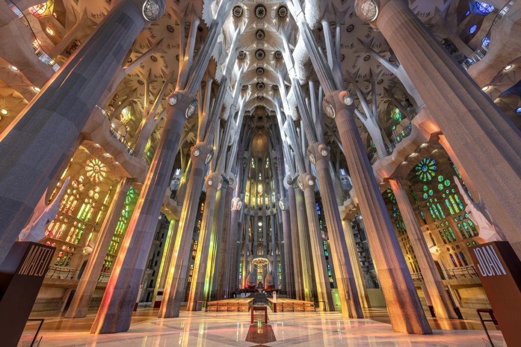 O interior da Sagrada Família Barcelona - TVC16