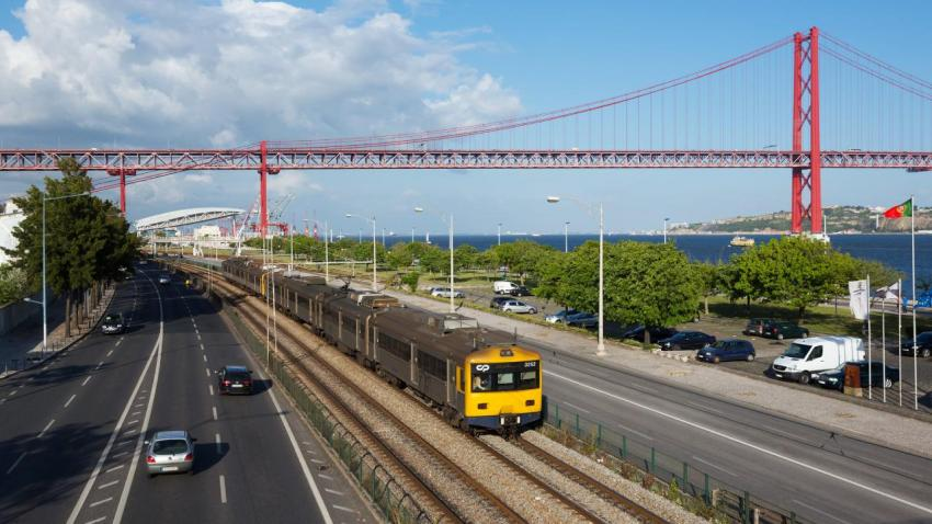 Trens de Lisboa pra Cascais - AWAY Magazine