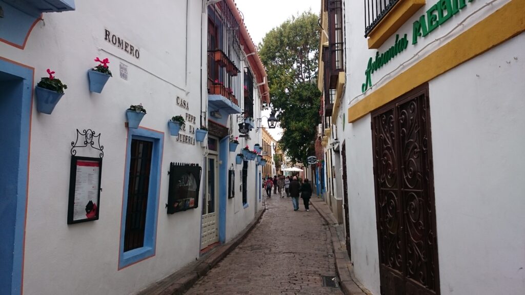 Explorando as ruas e vielas do lindo bairro Judeu de Córdoba - Magu Mathias