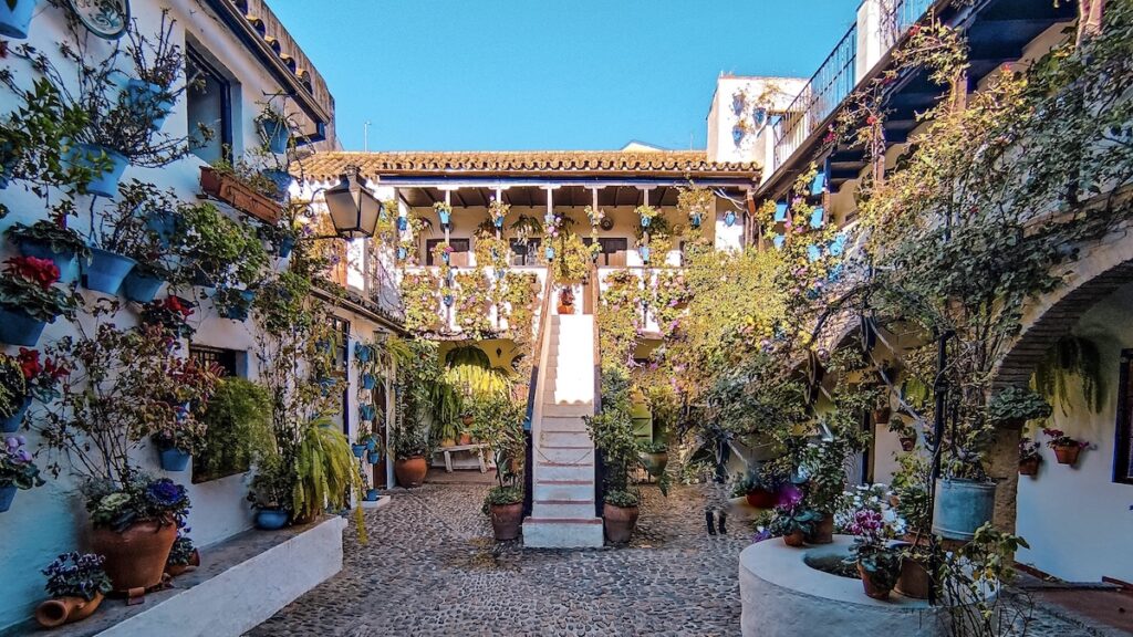 A linda competição de pátios floridos de Córdoba - El viaje de Sofi