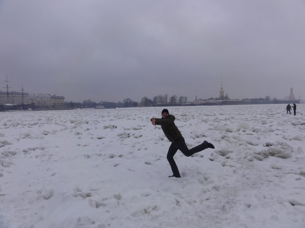 Clima da Rússia: andando sobre o Rio Neva em pleno inverno russo - Magu Mathias
