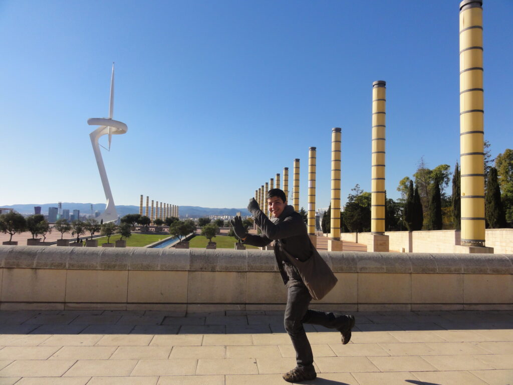 Família aproveitando um lindo dia de sol no Complexo Olímpico de Barcelona com nossa tocha imaginária - Magu Mathias