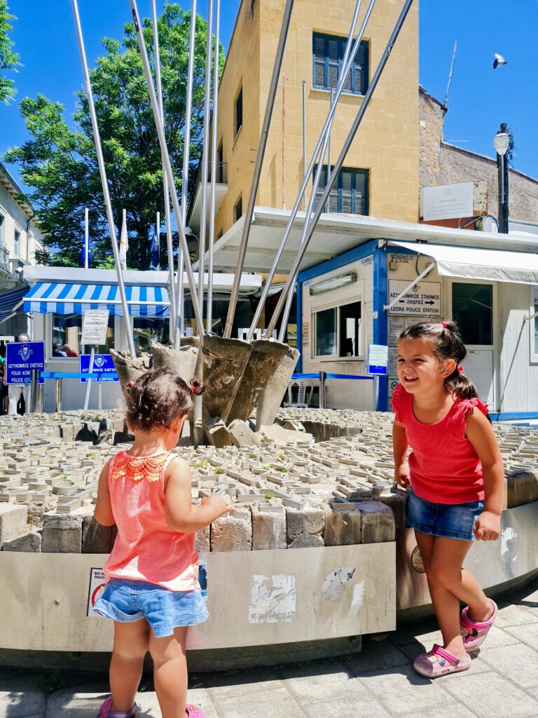 Família na fila pra atravessas a fronteira em Nicósia entre o Chipre e a República Turca do Norte do Chipre - Magu Mathias
