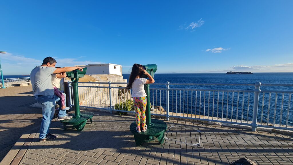 O luxo de trazer nossas mochileirinhas pra ver o Estreito de Gibraltar ao vivo e a cores - Magu Mathias