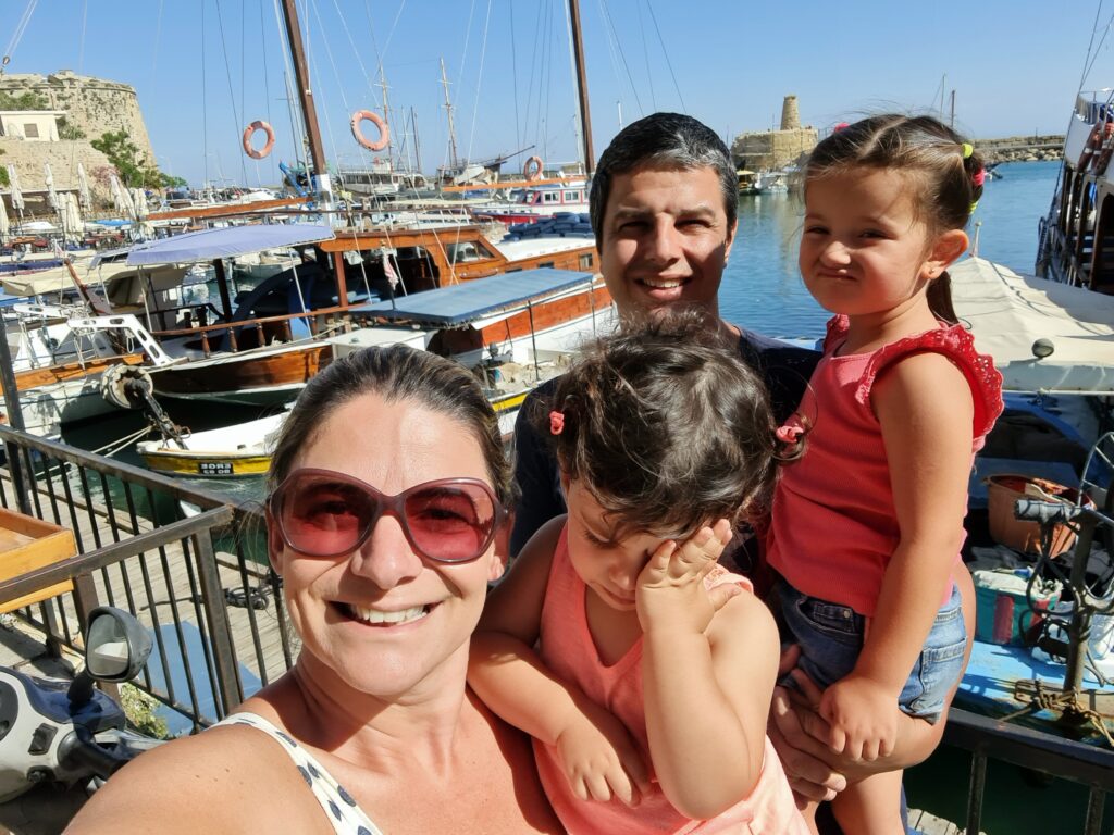 Família em Girne na República Turca do Norte do Chipre - Magu Mathias
