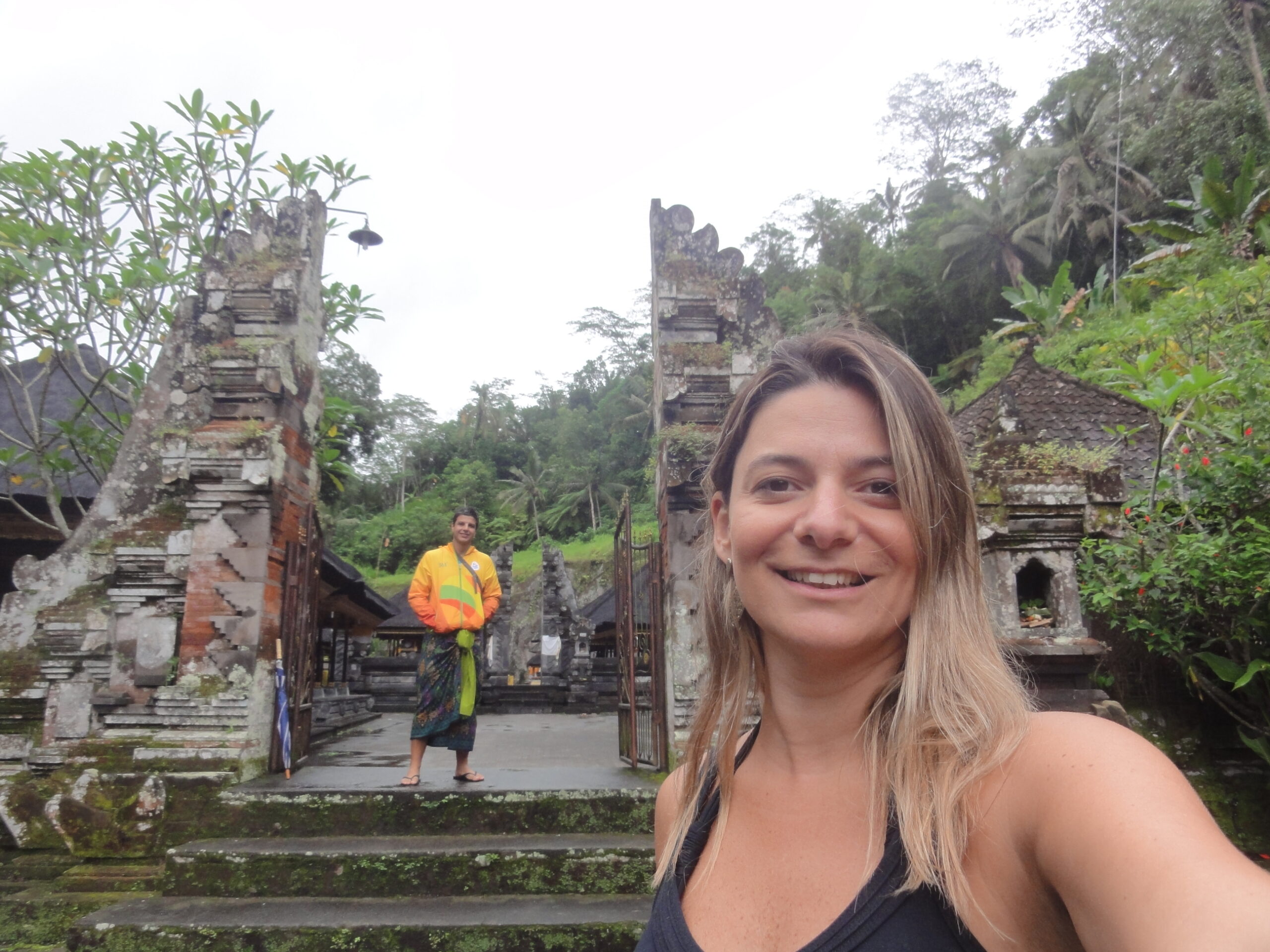 Mesmo debaixo de chuva, temos só motivos pra agradecer a oportunidade de conhecer a Indonésia - Magu Mathias