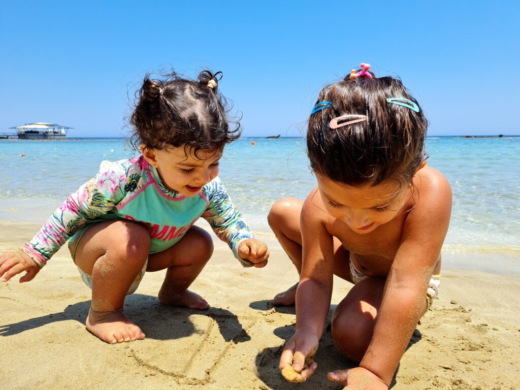 Família na praia da República Turca do Norte do Chipre - Magu Mathias
