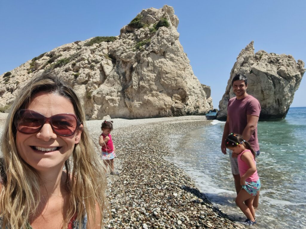 Família de mochileiros aproveitando demais no Chipre - Magu Mathias